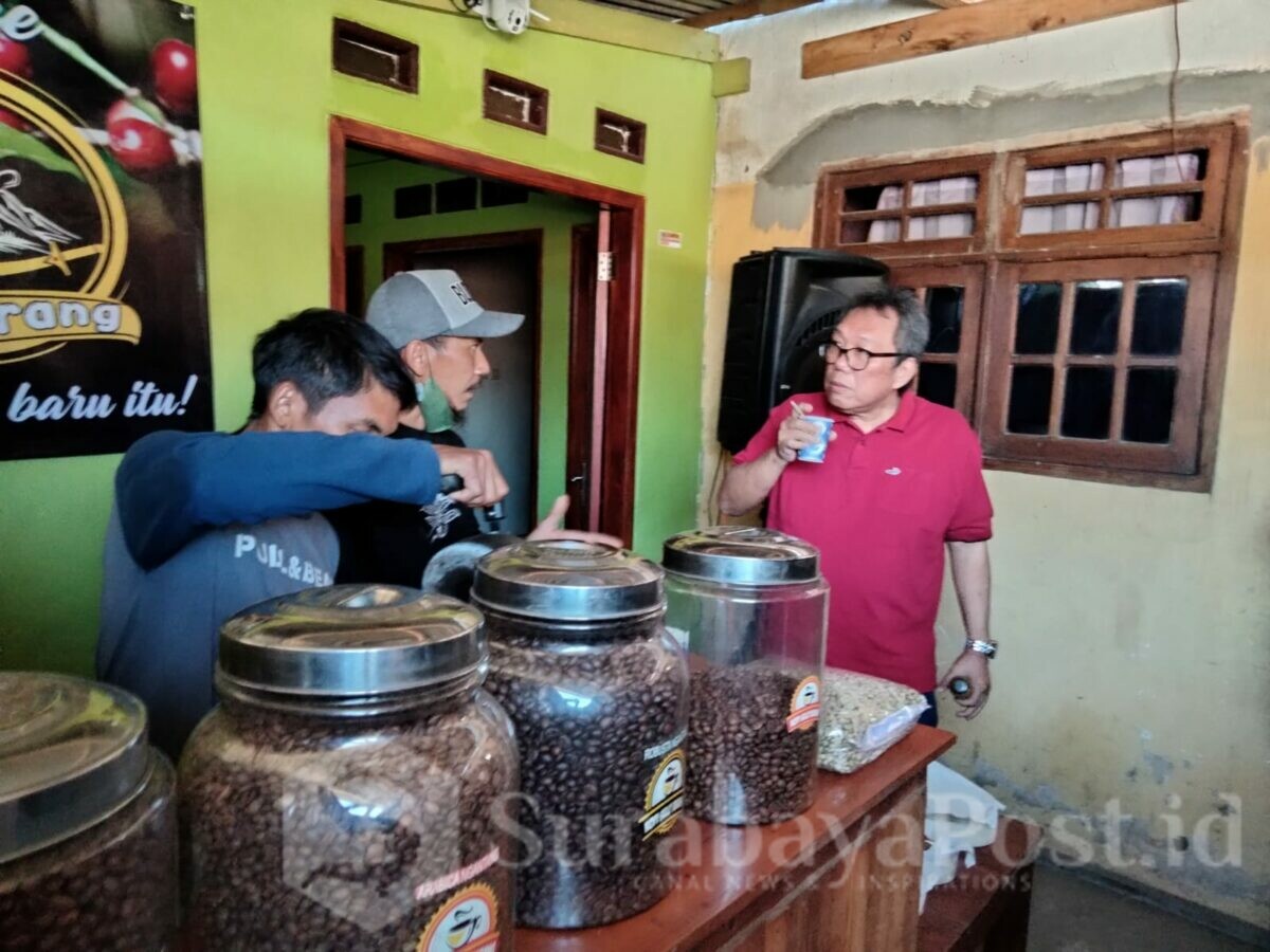 Direktur Operasional PJT I, Ir Milfan Rantawi, MM (kaos merah) melihat langsung produksi Kopi Selo Parang di Dusun Dusun Gagar RT 17 RW 07 Desa Tulungrejo Kecamatan Ngantang Kabupaten Malang, Jawa Timur, pada Sabtu (10/06/2023) siang.
