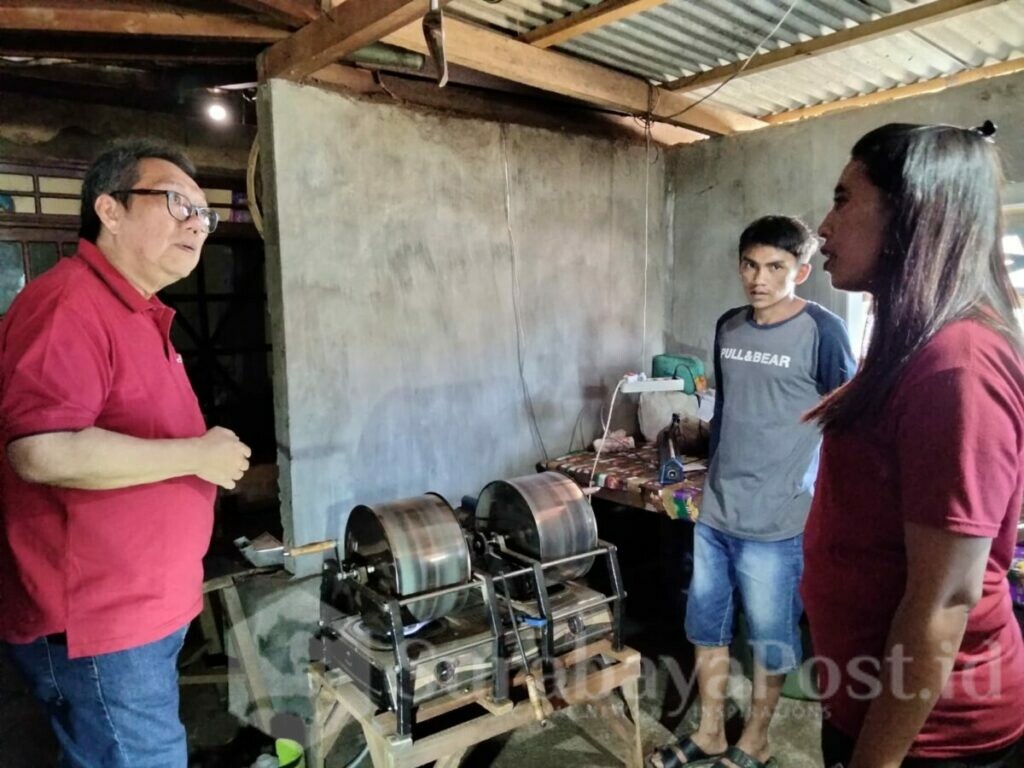 Dir Ops, PJT I, Milfan Rantawi saat berada di pengolahan kopi Selo Parang binaan PJT I