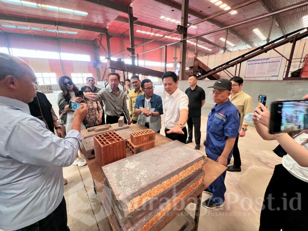 Walikota Malang H Sutiaji bersama jajaran meninjau pengolahan sampah dengan teknologi terbaru di Tiongkok (dok.humas Pemkot)