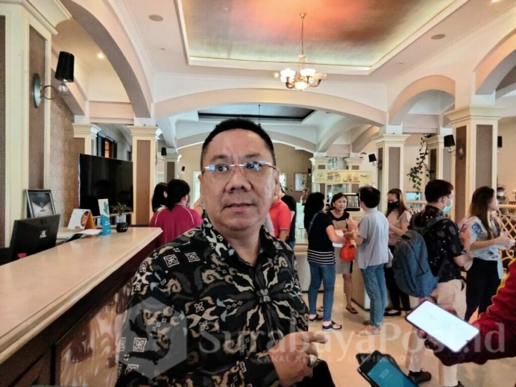 Gunadi Handoko, kuasa hukum pemilik Tenant di Malang Plaza memberikan keterangan kepada wartawan usai pertemuan