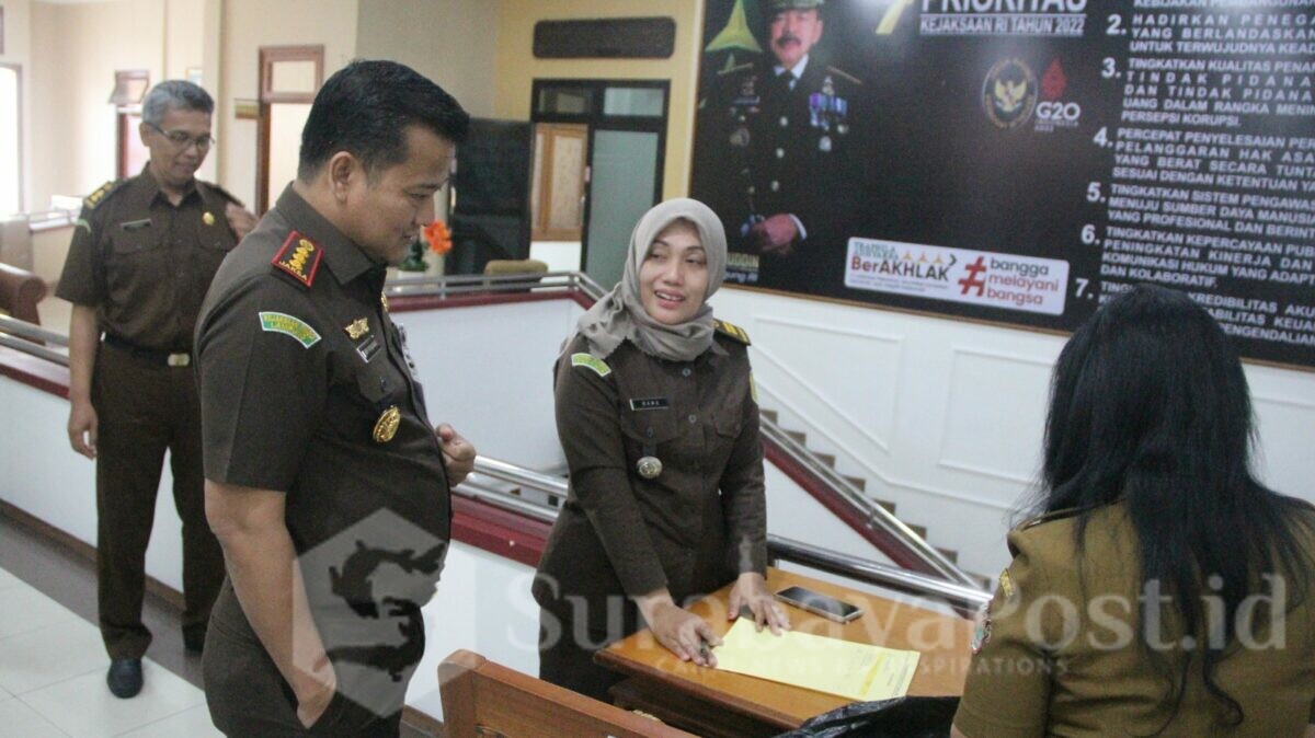 Kajari Kota Malang, Edy Winarko, SH, MH disela pelaksanaan tes urine di kantor Kejari setempat (ist)