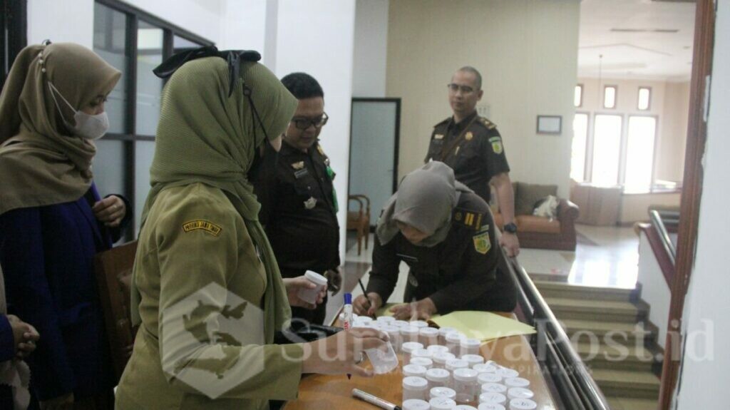 Bukti nyata komitmen Kejaksaan Negeri (Kejari) Kota Malang dalam memberantas narkoba, dibuktikan dengan digelarnya tes urine kepada semua pegawai dilingkungan Kejari setempat, Senin (19/06/2023).