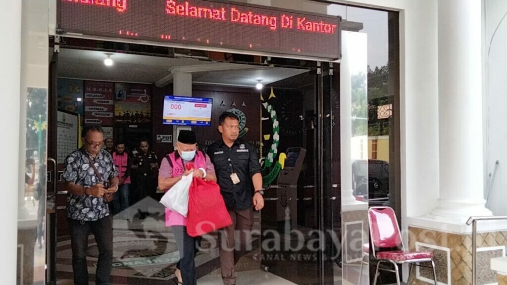 Kejari Kota Malang menerima limpahan tahap II kasus OTT oknum BPN. Kini kedua tersangka di kirim ke Lapas Kelas 1 Malang sebagai tahanan titipan Kejari Kota Malang.