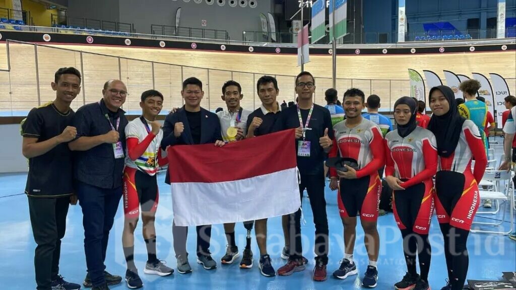 Tifan Abid Alana, mahasiswa asal IKIP Budi Utomo (IBU) Malang peraih medali emas, pose bersama Tim Indonesia lainnya (dok.humas IBU Malang)