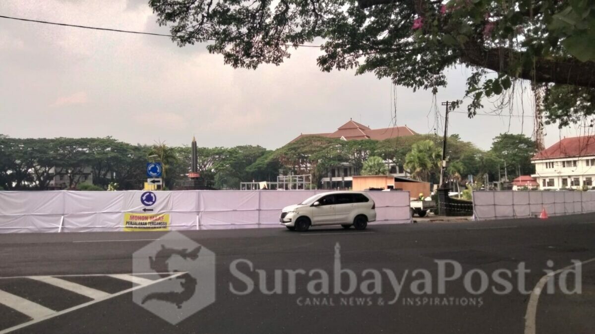 Alun - Alun Tugu Kota Malang tampak tertutup pembatas warna putih, pertanda proyek revitalisasi telah mulai mengerjakan