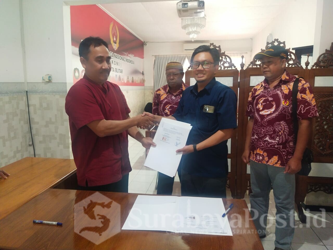 Ketua Prodi PJKR IKIP Budi Utomo Malang, Yulianto Dwi Saputro, M.Sc, M.Pd (baju biru) dan Ketua KONI Kota Blitar, Sukardji, menunjukkan bukti kerjasama yang telah ditandatangani kedua belah pihak (ist)