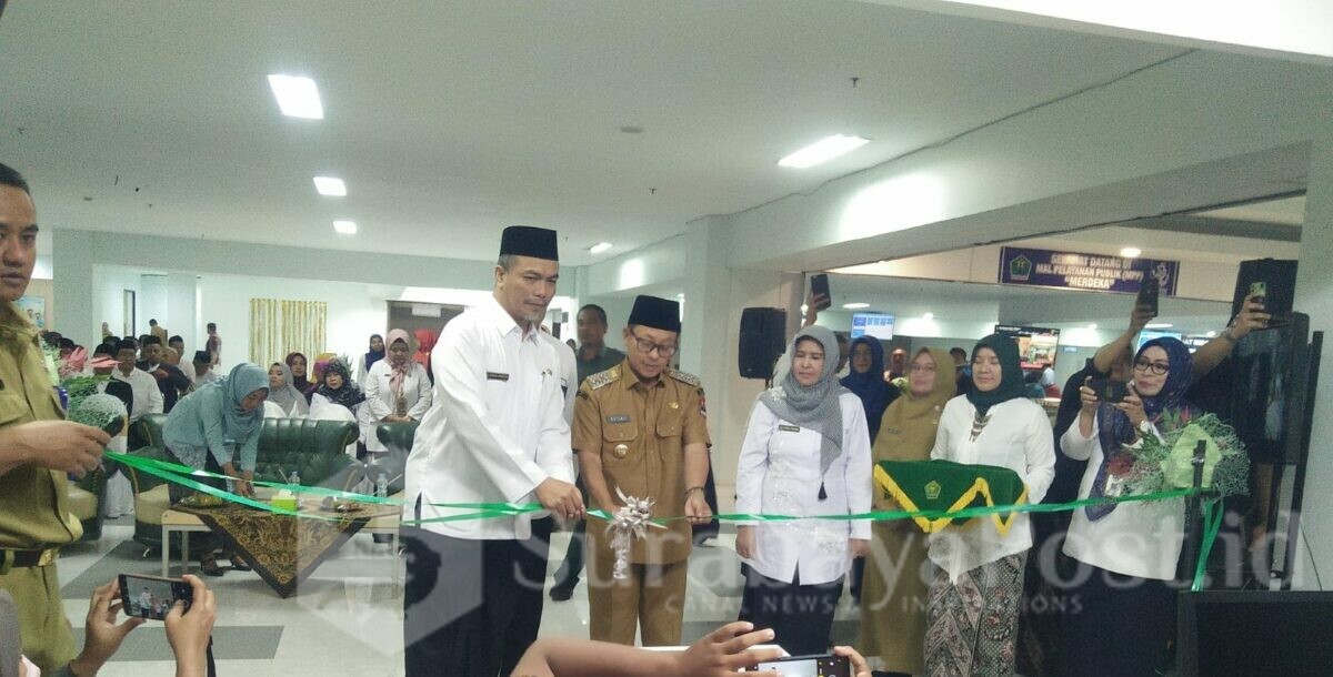 Walikota Malang, H Sutiaji dan Kepala Kemenag Kota Malang, Achmad Shampton, melakukan pemotongan pita sebagai tanda resminya Layanan Kemenag di MPP telah dibuka (ist)