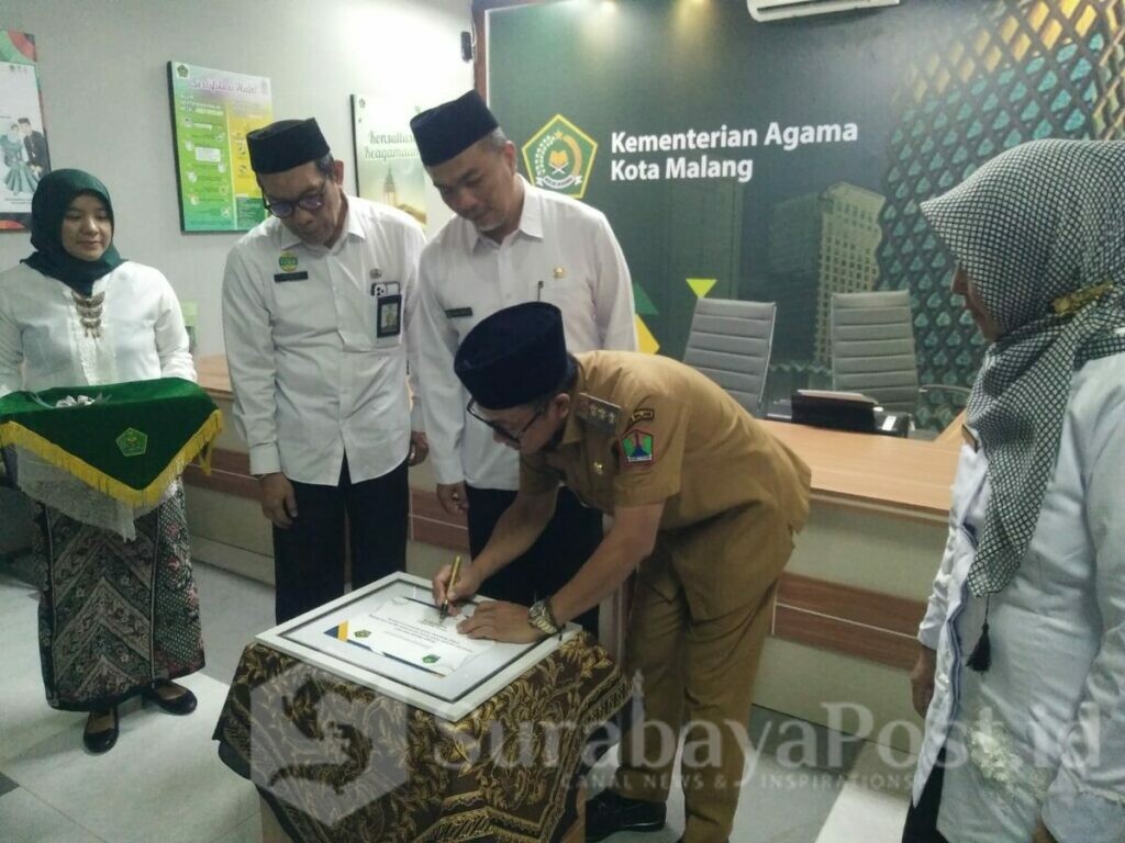 Walikota Malang H Sutiaji menandatangani peresmian layanan kantor Kemenag di MPP (ist)