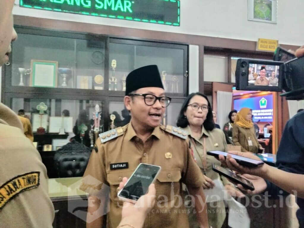 Walikota Malang H Sutiaji didampingi Kepala Kesbangpol, Rinawati, memberikan keterangan kepada wartawan