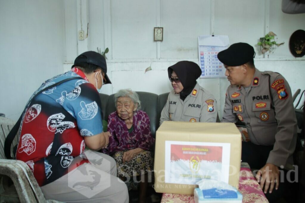 Dalam kunjungannya ke rumah Nenek Lina, rombongan Polresta Malang Kota memberikan bantuan dan melakukan pengecekan kesehatannya (ist)