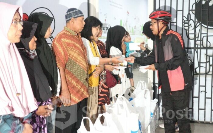 Disela kunjungannya, Walikota Sutiaji memberikan bantuan kepada warga Polehan (ist)