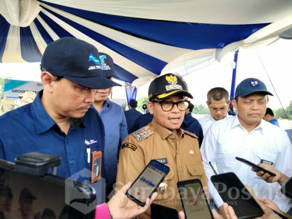 Walikota Malang H Sutiaji didampingi Dirut PJT I, Fahmi Hidayat memberikan keterangan kepada wartawan