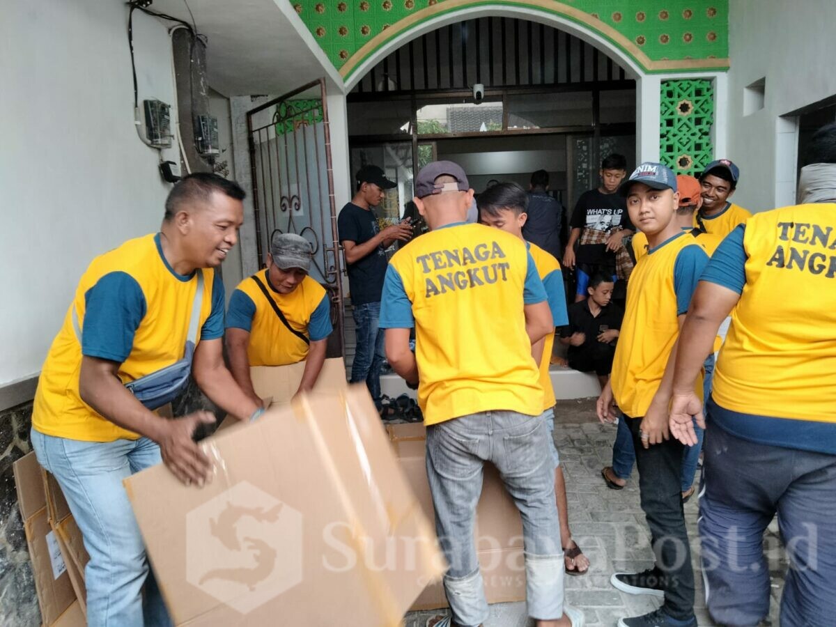 EKSEKUSI : Petugas eksekusi dari PN Malang saat melakukan pengosongan bangunan kos Asrama dan Musala Al-Ikhsan di Jalan Sunan Kalijaga Kota Malang, Senin (26/06/2023) siang
