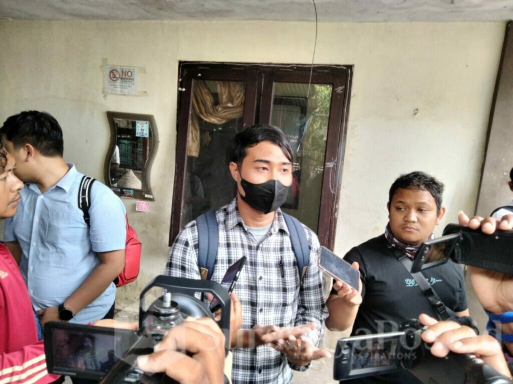 Kuasa hukum dari pemenang lelang, Arya Wirahadi Kusuma memberikan keterangan kepada wartawan terkait jalannya eksekusi