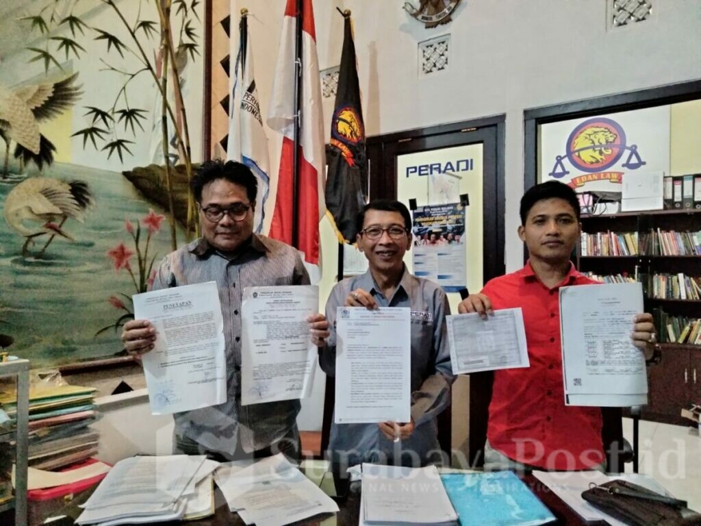 Kuasa hukum pelawan, Agus Subyantoro, SH (tengah) didampingi Sumardhan SH, MH serta Jumadhi Arahan, SH menunjukkan bukti surat terkait