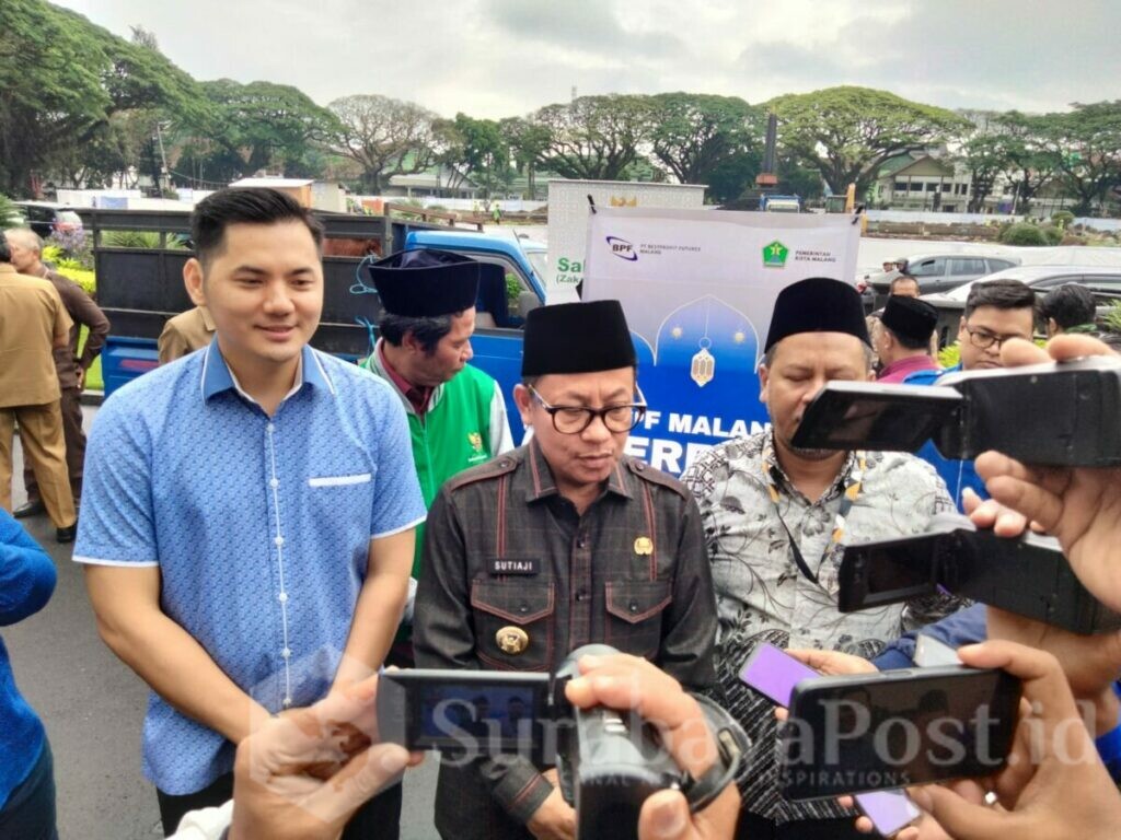 Walikota Malang H Sutiaji memberikan keterangan kepada wartawan usai penyerahan hewan kurban