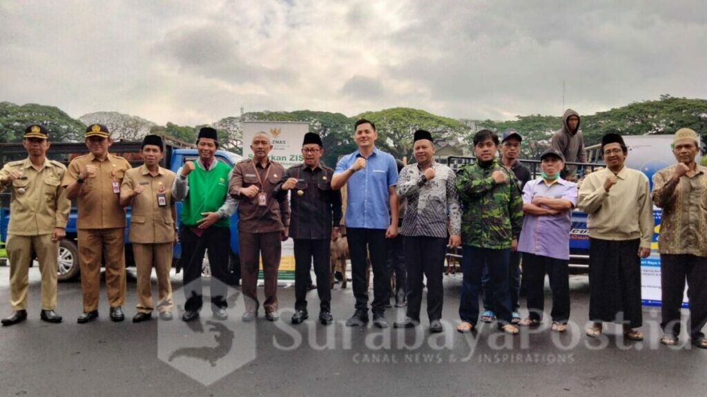 Walikota Malang H Sutiaji didampingi Sekda Erik Setyo Santoso dan Kepala BPF Cabang Malang, Andri Skom, pose bersama penerima hewan kurban