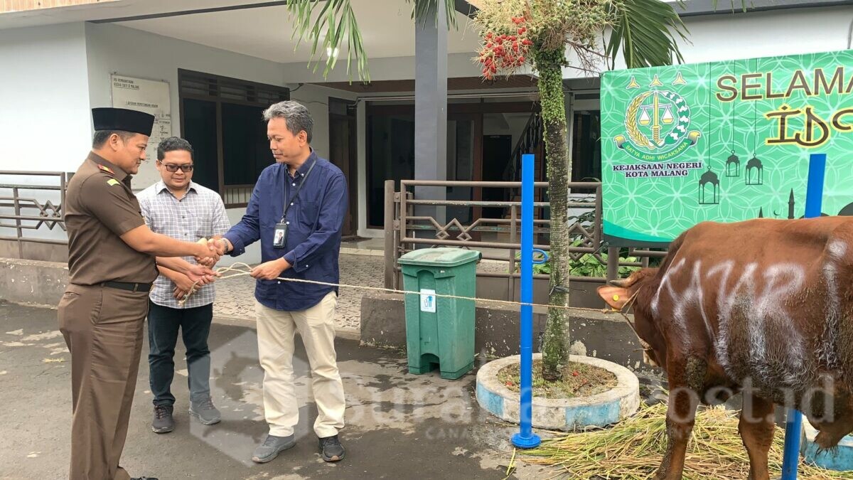 Kepala Kejaksaan Negeri Kota Malang, Edy Winarko didampingi Kasi Intelijen, Eko Budisusanto menyerahkan tujuh hewan kurban kepada RPH Kota Malang (dok.kejari)