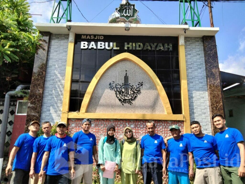 Panitia kurban pose bersama tim medis Fakultas Kedokteran Hewan Universitas Brawijaya
