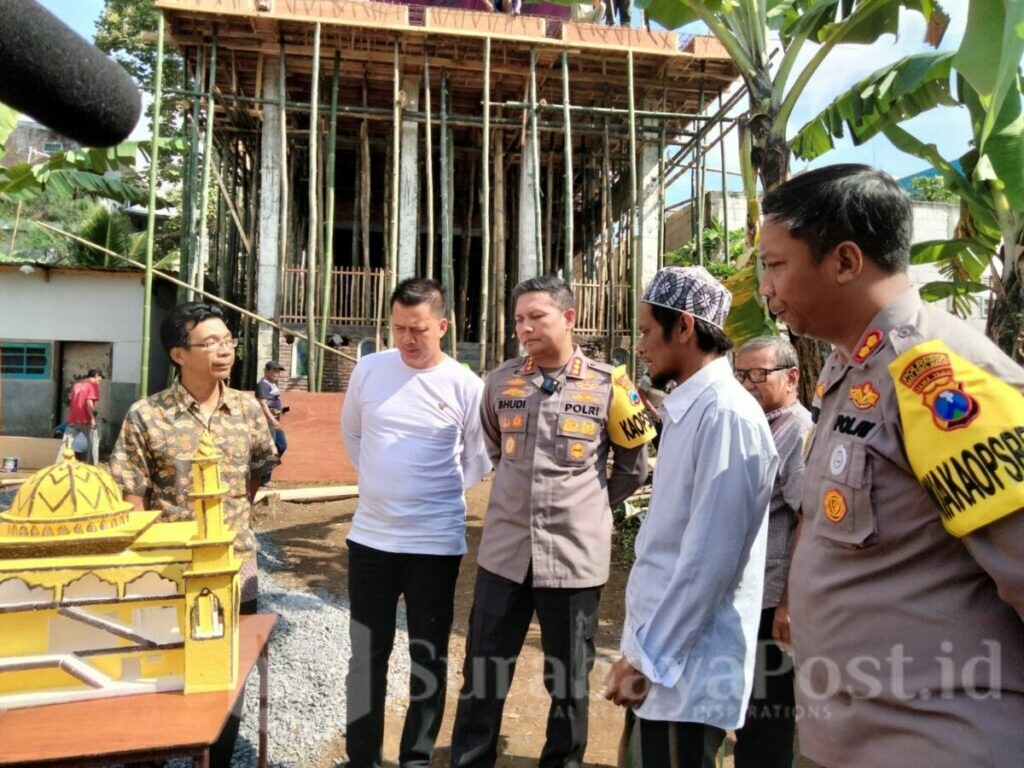 Proses pelaksanaan pengerjaan masjid di Klayatan Gang 3 juga ditinjau Kombes Pol Budi Hermanto