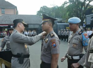 PROSESI: Kapolresta Malang Kota, Kombes Pol Budi Hermanto mengganti tanda pangkat Yulian Putra Prasviawan dari Iptu menjadi AKP