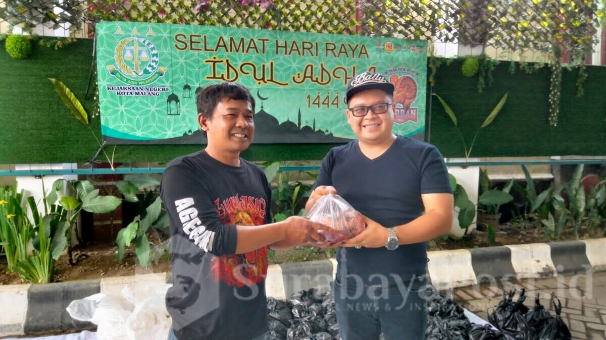 Salah satu perwakilan POKJA Sahabat Adhyaksa menerima paket daging kurban yang diserahkan Kasi Intelijen Kejari Kota Malang, Eko Budisusanto, SH, MH