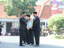 Ketua DPRD Kota Malang, I Made Riandiana Kartika menjadi satu-satunya ketua DPRD Tingkat II (kabupaten/kota) yang menerima Penghargaan Tanhana Dharma Mangrva dari Polda Jawa Timur. (istimewa)