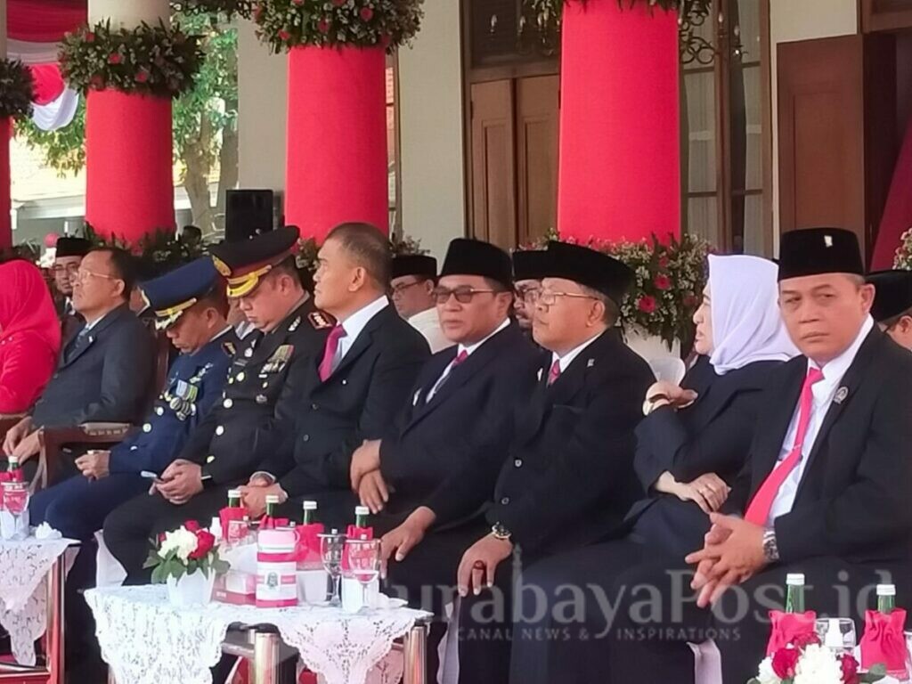 I Made Riandiana Kartika (kanan) dan Wakil Walikota Malang, Sofyan Edi Jarwoko (tiga dari kanan) saat berada di Gedung Grahadi Surabaya (ist)