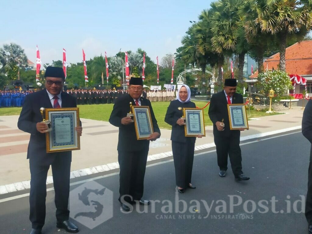 Ketua DPRD Kota Malang, I Made Riandiana Kartika (paling kanan) dan Wakil Walikota Malang, Sofyan Edi Jarwoko (kiri) pose bersama Penerima Penghargaan lainnya (ist)