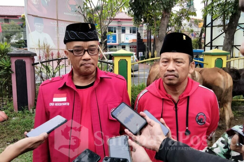 Eko Herdiyanto sekretaris DPC PDI Perjuangan kota Malang didampingi Wakil ketua Fraksi DPRD Kota Malang, Ahmad Wanedi, memberikan keterangan kepada wartawan, Sabtu (01/07/2023).
