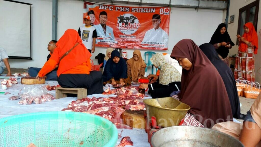 Kader PKS DPC Sukun menyiapkan potongan daging sapi yang akan dibagikan ke masyarakat