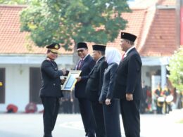 Walikota Malang, Drs. H. Sutiaji, meraih penghargaan Pejabat Publik yang Peduli dengan Tugas POLRI dari Kapolda Jawa Timur, Irjen. Pol. Dr. Toni Harmanto, MH. (ist)