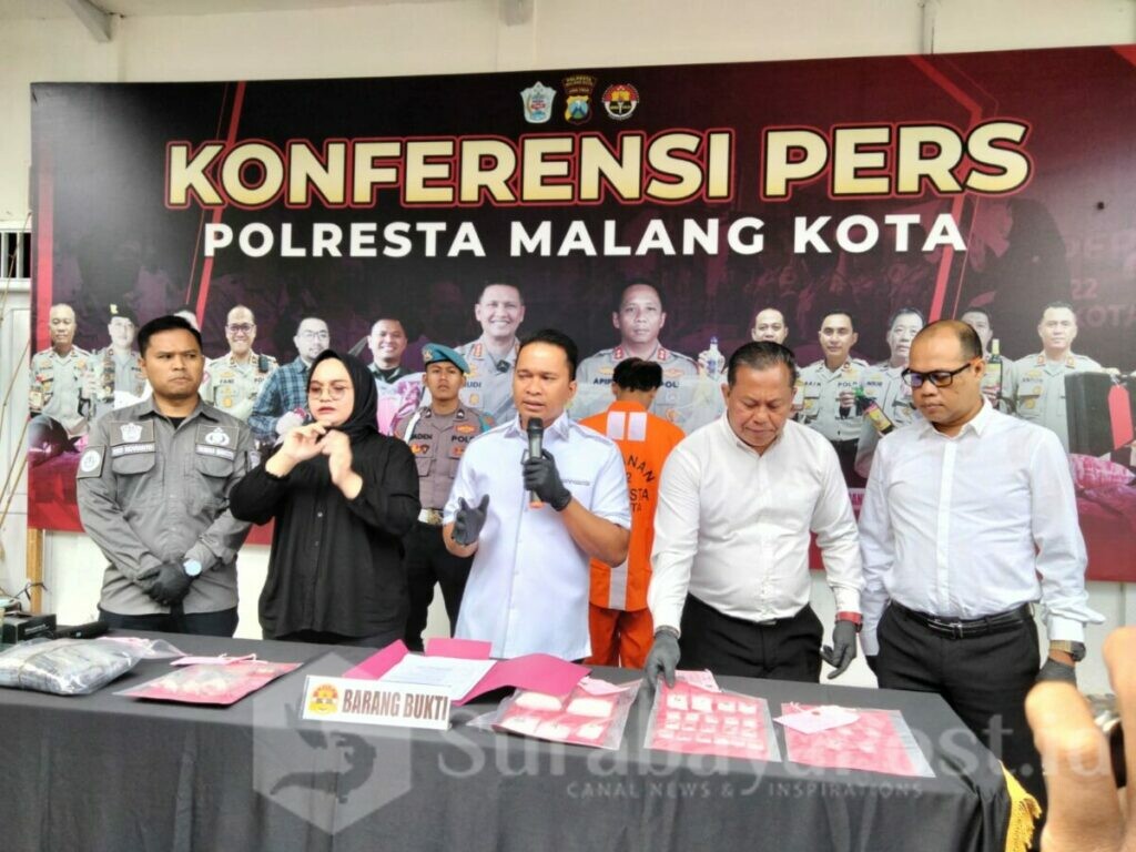 Kasat Resnarkoba Polresta Malang Kota, Kompol Eka Wira Darma saat menggelar konferensi pers hasil ungkap jaringan pengedar narkoba