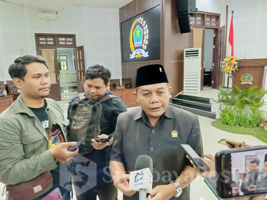 Ketua DPRD Kota Malang, I Made Riandiana Kartika memberikan keterangan kepada wartawan usai rapat Paripurna