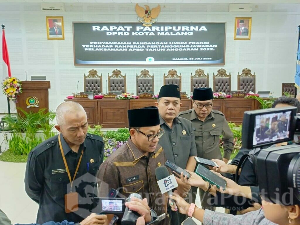 Walikota Malang, H Sutiaji memberikan memberikan keterangan kepada wartawan