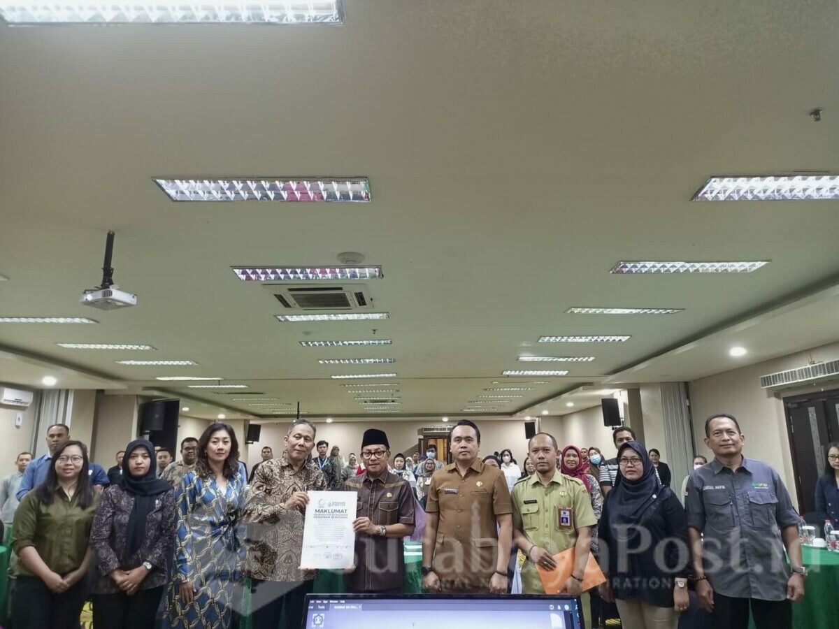 Walikota Malang, H Sutiaji dan Kepala PMPTSP Kota Malang, Arif Tri Sastyawan pose bersama ratusan peserta Bimtek
