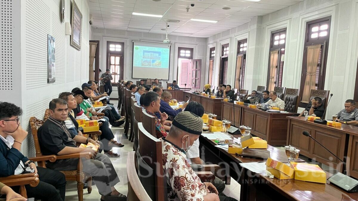 SOLUSI: Pansus DPRD Kota Malang menggelar audensi dengan Pedagang Pasar Besar dan Pemkot Malang