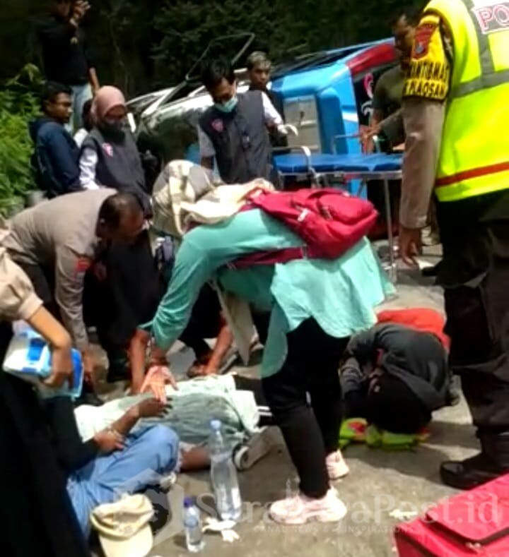 Diduga Alami Gangguan Rem, Minibus Rombongan Wisata Asal Bojonegoro Terguling di Lereng Gunung Lawu Magetan