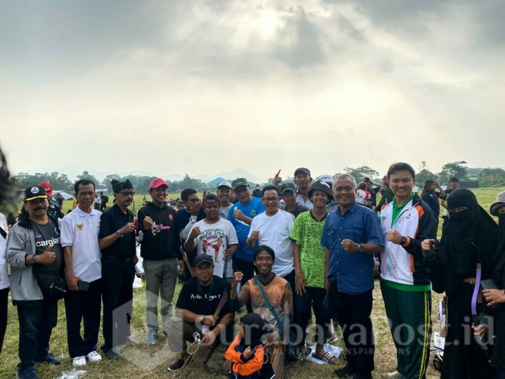 Walikota Sutiaji dan ketua KORMI Kota Malang, Sofyan Edi Jarwoko bersama atlet panahan yang berlaga di FORNAS