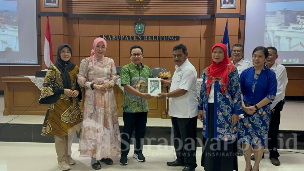 Dalam kunjungan tersebut, Walikota Sutiaji menerima cinderamata dari Bupati Belitung, Sahani Saleh (ist)