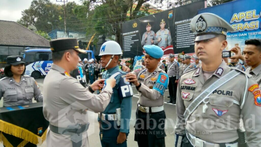 Kapolresta Malang Kota, Kombes Pol Budi Hermanto menyematkan pin pada apel gelar pasukan Operasi Patuh Semeru 2023