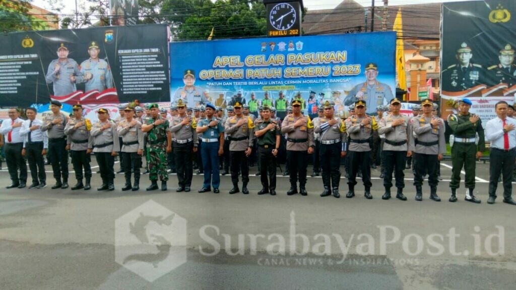 Pose bersama usai Apel gelar pasukan Operasi Patuh Semeru 2023 di halaman Mapolresta Malang Kota