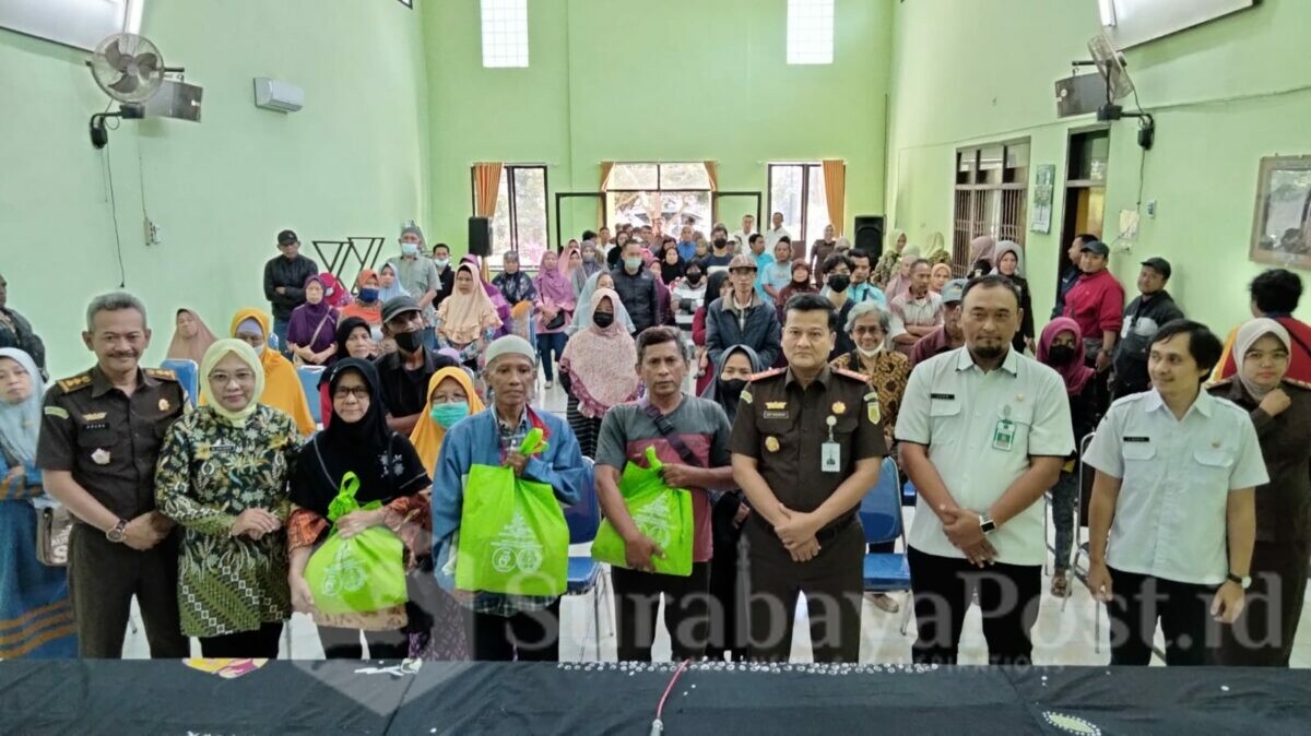 Dalam rangka memperingati Hari Adhyaksa ke-63 dan HUT IAD ke-23, Kejaksaan Negeri Kota Malang memberikan ratusan paket sembako di Kelurahan Polowijen, Kecamatan Blimbing, Kota Malang, Jawa Timur.