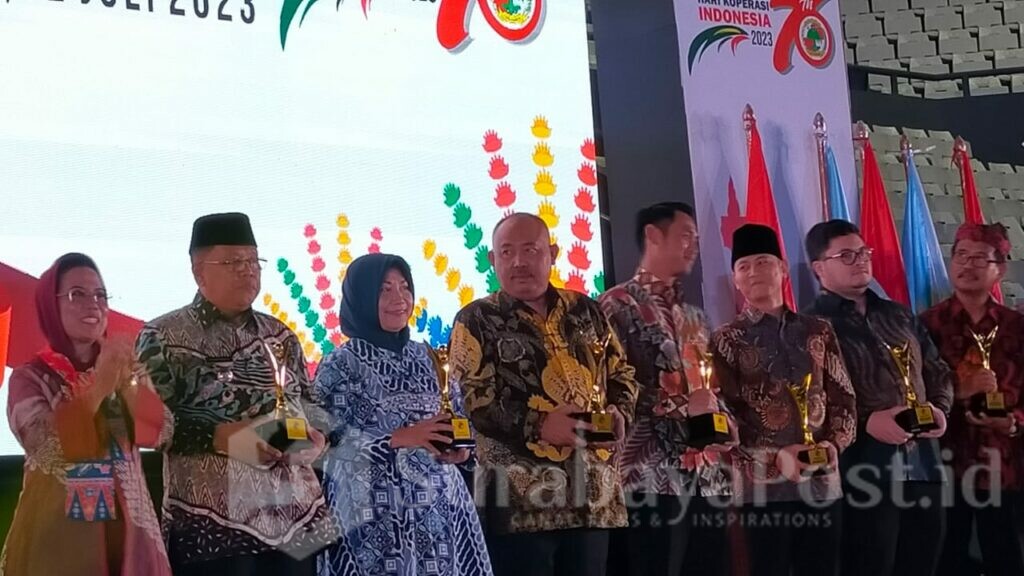 Walikota Malang, H Sutiaji menerima penghargaan yang diwakili oleh Staf Ahli Hukum, Pemerintahan dan Politik Tabrani, SH, M.Hum (dok.humas Pemkot)