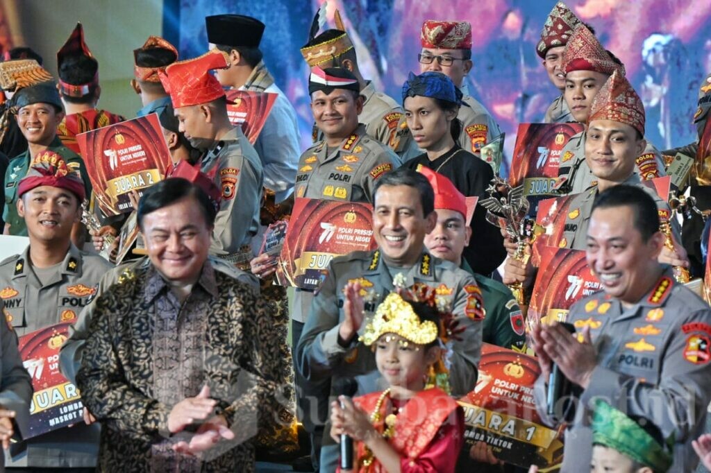 Kapolri Jenderal Pol. Listyo Sigit Prabowo beserta pejabat utama Polri ditengah para Kapolres penerima penghargaan (ist)