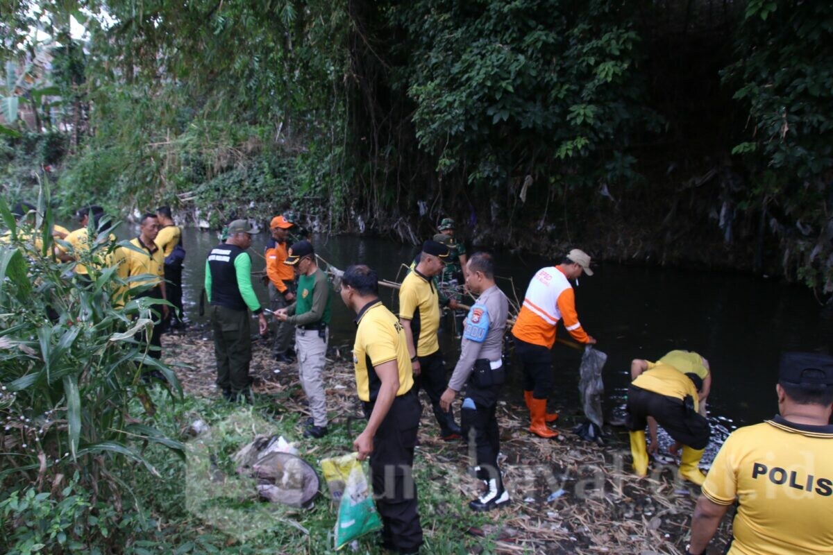 Dalam rangka menciptakan lingkungan yang bersih dan nyaman, Polresta Malang Kota bersama TNI, komunitas, dan masyarakat Kota Malang menggelar kerja bakti kebersihan lingkungan. (ist)