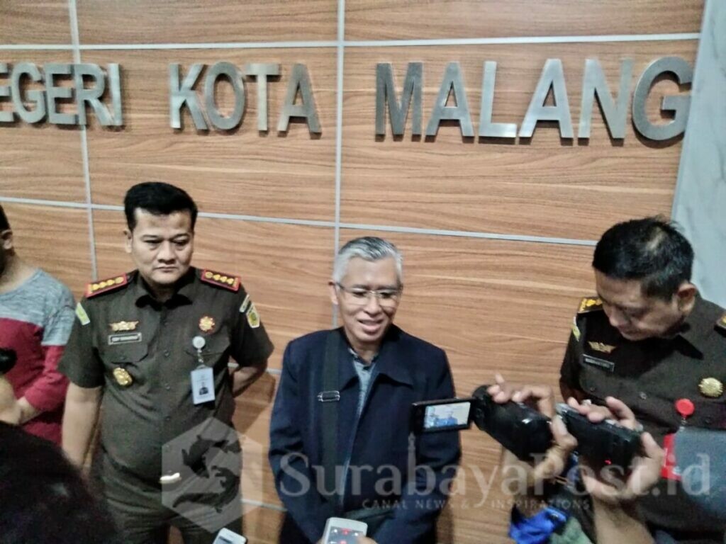 Kepala Kejaksaan Negeri Kota Malang, Edy Winarko didampingi Kasi Pidum, Kusbiantoro, memberikan keterangan kepada wartawan