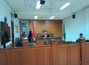 SIDANG: Advokat DR. Yayan Riyanto, SH, MH (kiri) memenuhi panggilan sidang di PN Jakarta Timur terkait sengketa rumah senilai Rp 30 miliar. (istimewa)