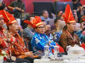 Walikota Malang, H Sutiaji (baju biru) bersama peserta Rakernas
