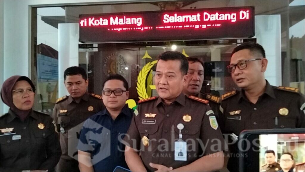 Kepala Kejaksaan Negeri Kota Malang, Edy Winarko, SH, MH, memberikan keterangan kepada wartawan